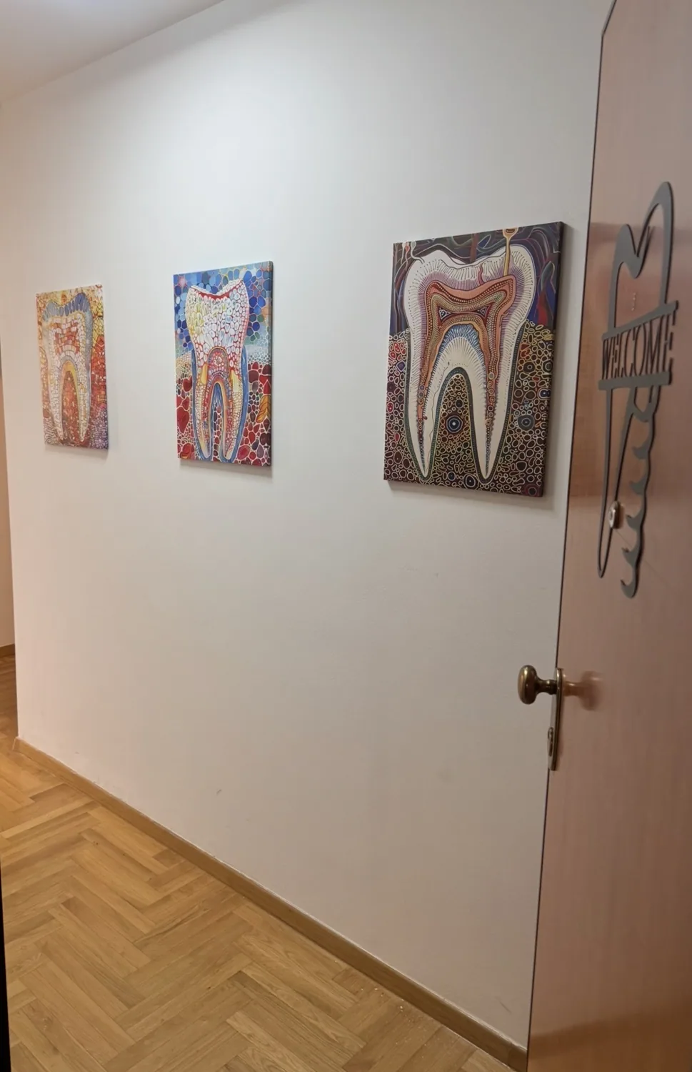 Hodnik i umjetničke slike zuba u ordinaciji